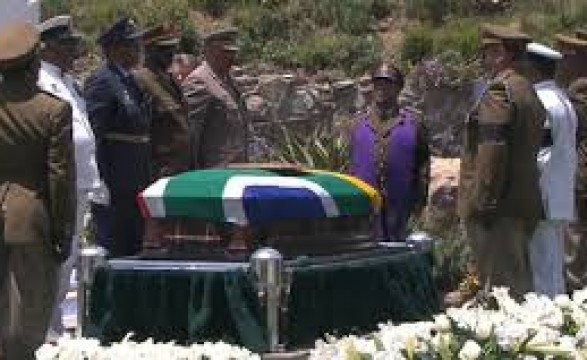 Mandela enterrado hoje com honras militares