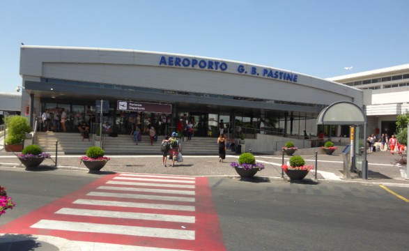 Incêndio força evacuação e encerramento do aeroporto de Roma 