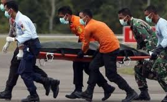 AirAsia. Equipas de resgate já recuperaram 22 corpos