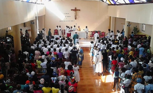 De visita Pastoral ao Alto Zambeze Dom Tirso depara-se com Fuga de professores e mau estado das vias