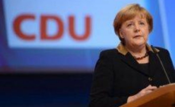 Angela Merkel reeleita presidente de seu partido com 97% dos votos