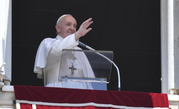 Papa Francisco diz que oração abre o céu