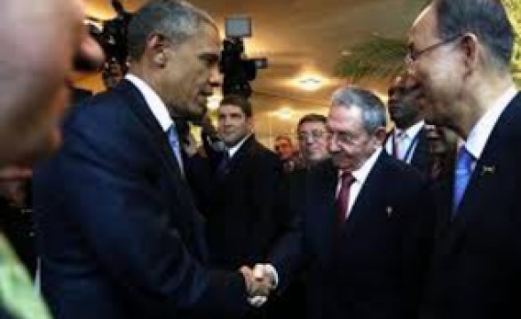 Aperto de mão entre Obama e Castro no Panamá