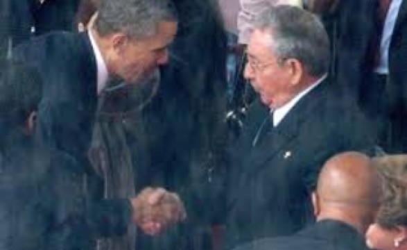 Em homenagem a Mandela Raul castro e obama apertam as mãos