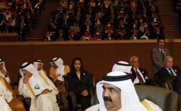 Emir do Qatar abdica a favor do filho