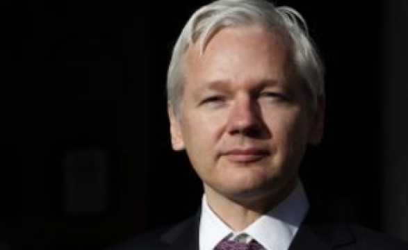 Assange quer