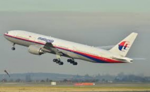 Familiares esperam notícias sobre o avião desaparecido