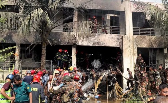 O pesar do Papa pelas vítimas do avião caído numa escola em Bangladesh