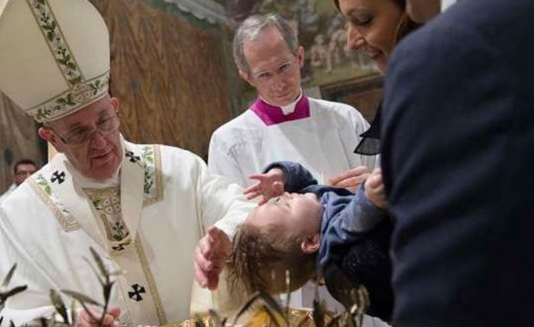 Papa Francisco encerra tempo de natal com baptismo de dezenas de crianças