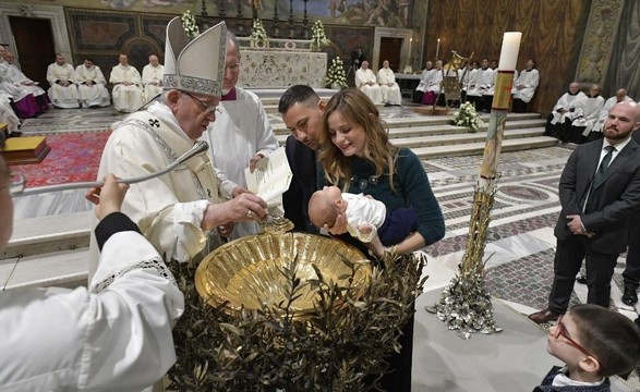 Baptizar desde criança, para crescer com a força do Espírito Santo diz Papa
