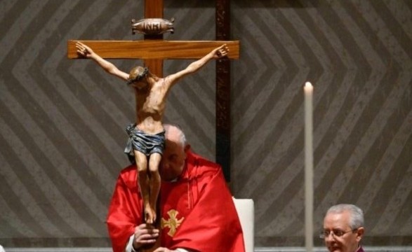 Pregador do Papa destacou que «ninguém é excluído» do convite que Jesus «dirige ao mundo do alto da cruz»