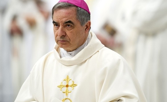 Cardeal Angelo Becciu diz-se inocente de acusações de peculato