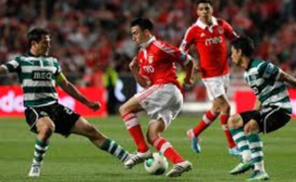 Benfica vence Sporting e dispara na ponta