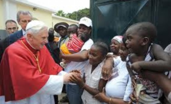 Algumas Dioceses Reagem a Resignação de Bento XVI