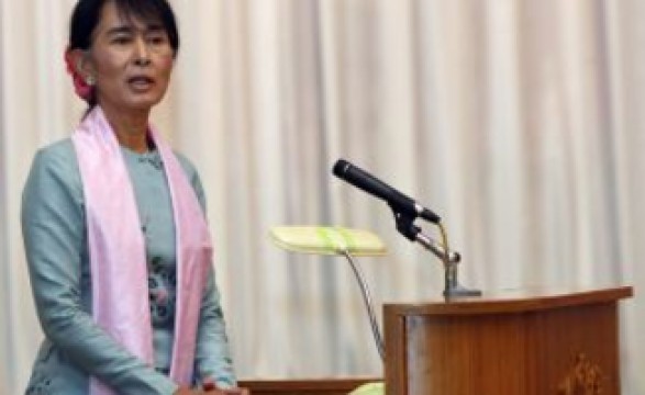 Suu Kyi recebe prémio 23 anos depois de atribuição