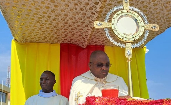 Dom Belmiro alerta para degradação da cidade de Cabinda tomada pelo lixo