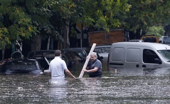 Chuvas no Brasil deixam mais de 6 mil pessoas desalojadas