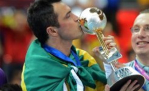 Brasil vence Espanha na prorrogação e se proclama campeão de futsal