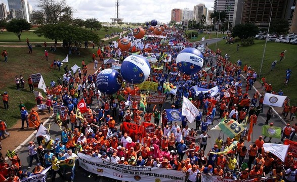 Protesto em Brasília termina com 49 feridos, 7 detidos e Exército nas ruas