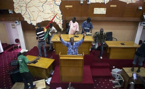 Exército decreta recolher obrigatório na capital Burkina após protestos da oposição