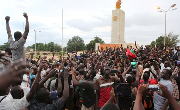 Golpistas no Burkina Fasso entregam o poder ao ex-presidente Gilbert Diendéré