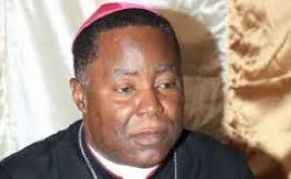 Dom Filomeno saúda os fieis da Arquidiocese de Luanda com quem promete caminhar lado à lado