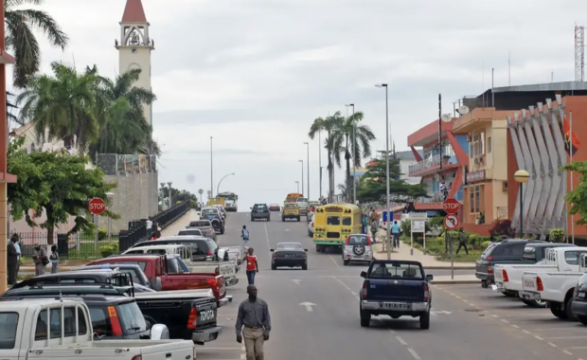 Encerramento de empresas em Cabinda devido a dívidas do estado levanta preocupações de ordem política