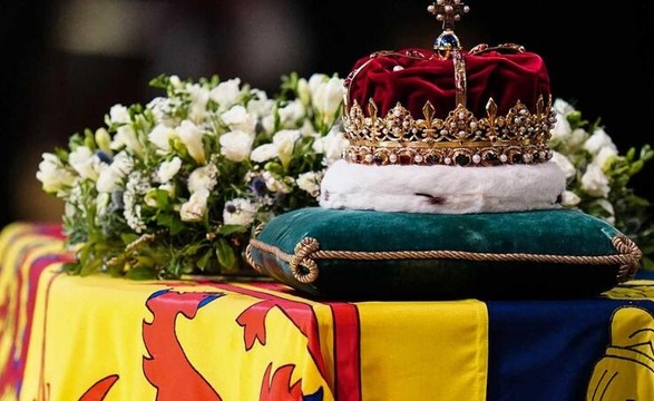 Caixão com corpo da rainha Isabel II chega ao Palácio de Buckingham