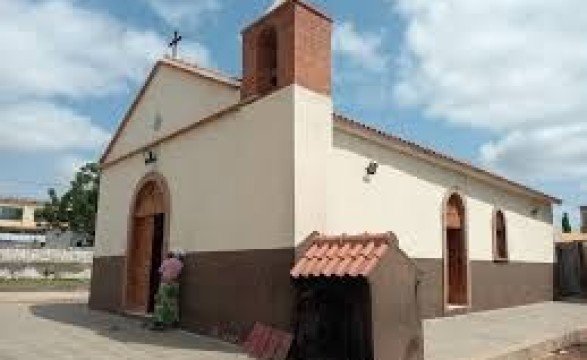 Comunidade Cristã de Santa Teresinha do Menino Jesus em Kifangondo alerta para risco de desabamento da capela