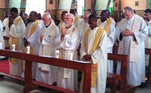 Três frades menores capuchinhos ordenados sacerdotes