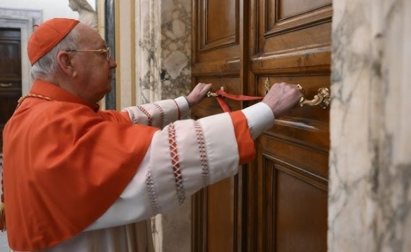 Camerlengo selou apartamentos pontifícios