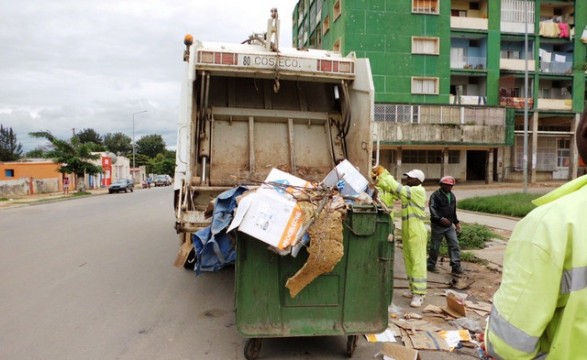 Sociólogo alerta para impacto da pobreza após morte de dois adolescentes esmagados por camião de lixo em luanda