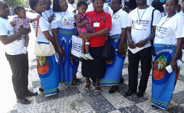 Casais jovens sede construtores do mundo, afirma Dom Viti 