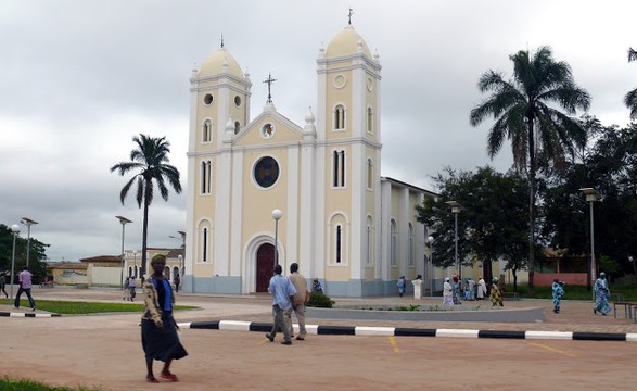 Catedral de Malange em festa
