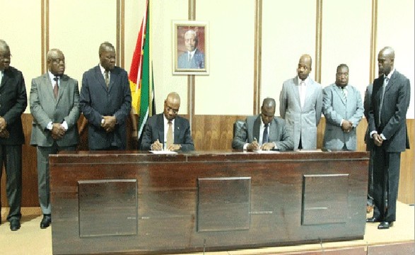 Governo moçambicano e Renamo assinam cessar-fogo