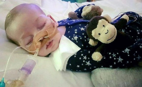 Papa confia Charlie Gard ao Pai celeste