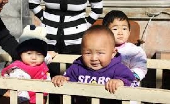 Governo chinês promete pagar jovens que decidirem ter filhos