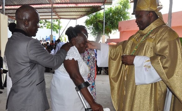 Paróquia de S. Pedro acolhe bispo de Cabinda que confirma na fé 400 jovens e adultos 
