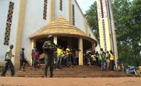 Na RCA ataque a uma igreja mata 15 fiéis e 1 sacerdote