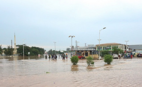 Chuva mata 3 pessoas em Luanda