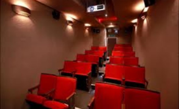 Viana ganha sala móvel de cinema
