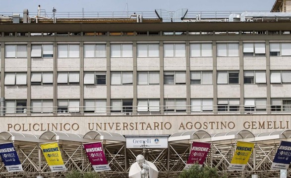 Papa Francisco leu os jornais e “levantou-se para caminhar”