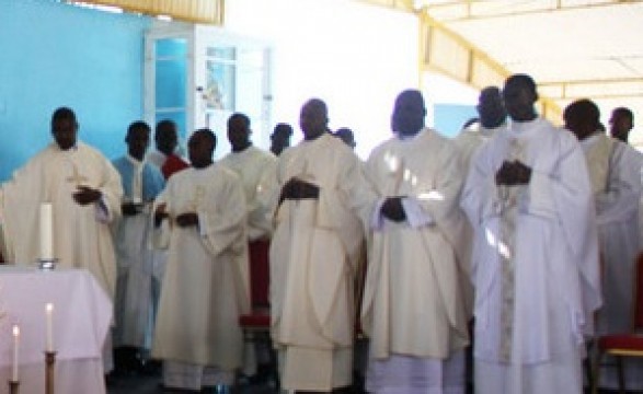 Sacerdotes reflectiram sobre os desafios do Padre no Mundo actual junto as comunidades 