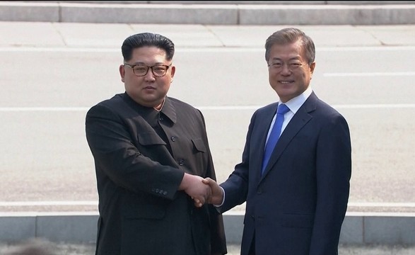 Aperto de mãos abre cúpula histórica entre as duas Coreias