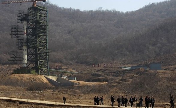 Coreia do Norte retira foguete de plataforma de lançamento