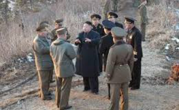 Líder norte-coreano visita unidade militar após lançamento de mísseis