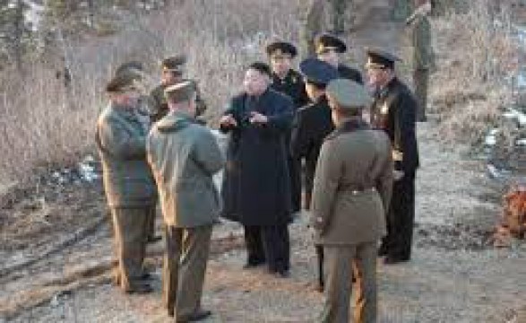 Líder norte-coreano visita unidade militar após lançamento de mísseis