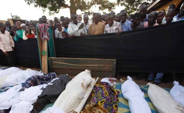 Civis levam corpos a protesto contra ONU na República Centro-Africana