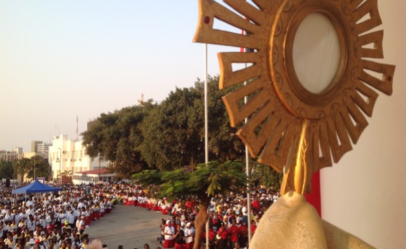 Luanda última preparativos para procissão do Corpo e Sangue de Cristo