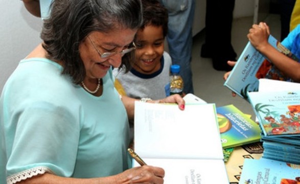 “ Os Kandengues deslifam no carnaval” mais uma obra de Cremilda de Lima